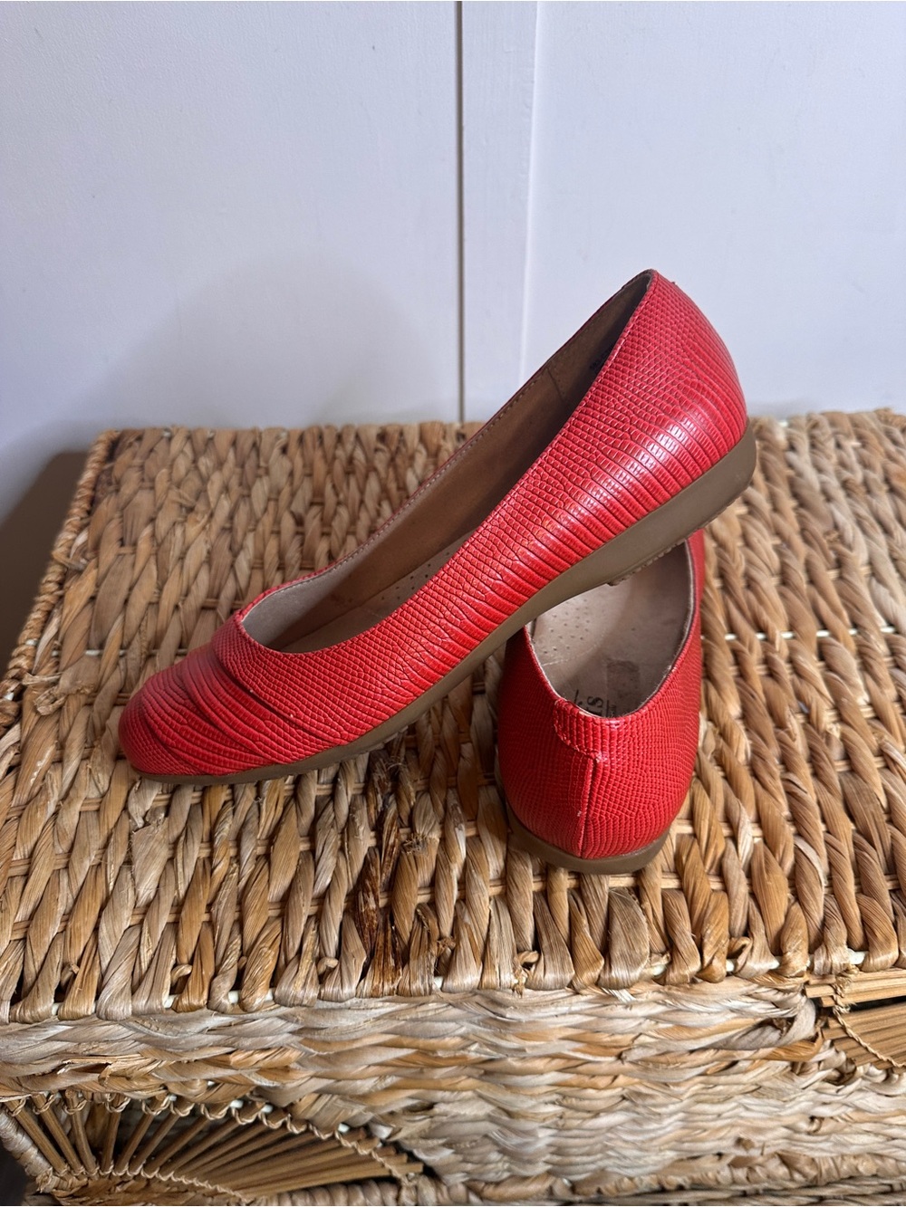 Cliffs by WHITE MOUNTAIN Red Textured Slip-On Ballet Flat size 8.5 - Picture 2 of 9